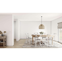 Salle à manger avec table en bois, chaises, tapis et suspension