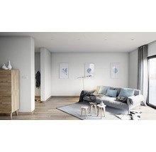 Helles Wohnzimmer mit Sofa, Teppich und Holzkommode
