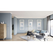 Wohnzimmer mit Sofa, Tisch und Dekoration in hellem Design