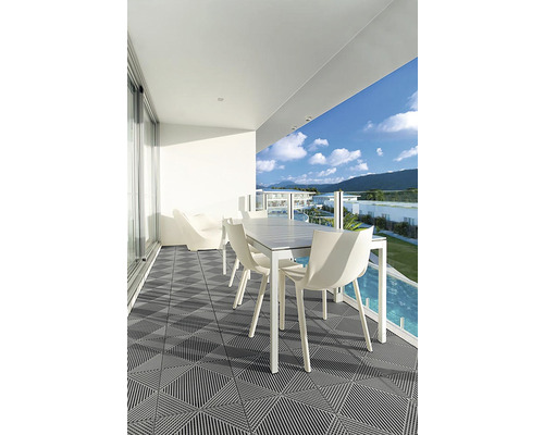 Balcon avec dalles de terrasse, table et chaises