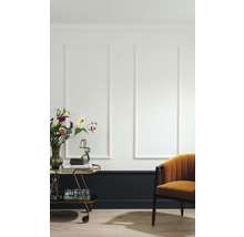 Dekoratives Interieur mit Wandpaneelen, Barwagen und Sessel