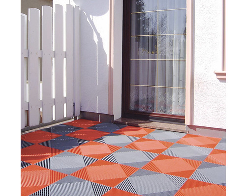 Verlegte Bodenfliesen im Aussenbereich vor einem Haus