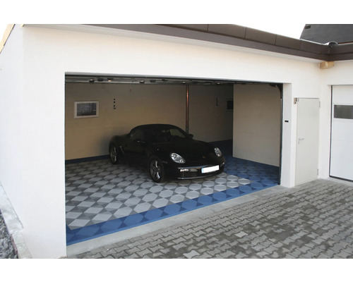 Garage avec voiture et sol carrelé