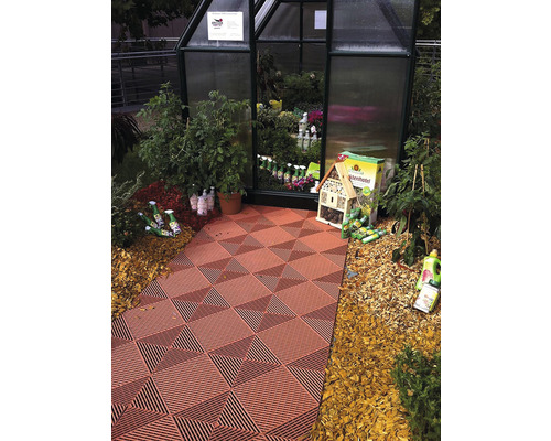 Szene mit Gewächshaus, Pflanzen, Gartenartikeln und Bodenplatten mit geometrischem Muster.