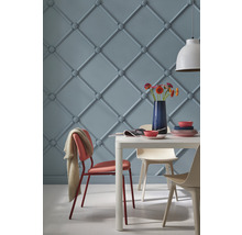 Esszimmer mit Esstisch, Stühlen, Blumenvase und Wandpaneelen