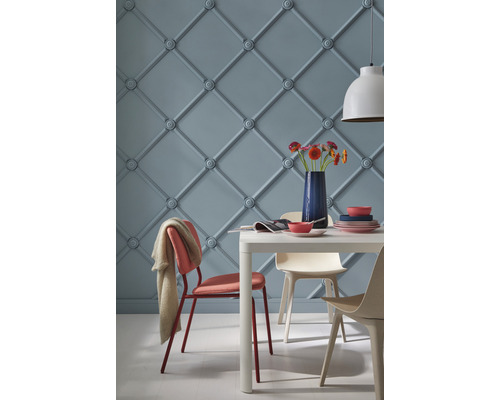 Salle à manger avec table, chaises, vase de fleurs et panneaux muraux