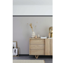 Wohnzimmer mit Kommode, Dekoration und Lampe.