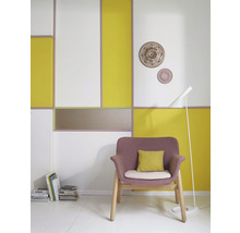 Wohnzimmer mit Wandpaneelen, Sessel und Stehlampe