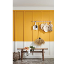 Szene mit einem Holzhocker, an der Wand hängenden Besen und einer Kehrschaufel