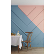 Esszimmer mit Holzstuhl, Tisch mit Obst und Wandgestaltung