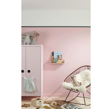Kinderzimmer mit Schrank, Schaukelstuhl und Spielzeug