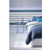 Schlafzimmer mit Bett, Nachttisch und dekorativer Wandgestaltung