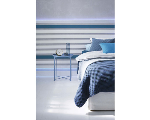 Chambre avec lit, table de chevet et décoration murale