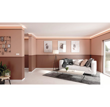 Wohnzimmer mit Stuckprofilen, LED-Bändern und modernen Möbeln