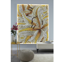 Dekoratives Wandbild mit floralem Muster in einem modern eingerichteten Wohnraum.