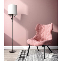 Innenraum mit Stehlampe und Sessel