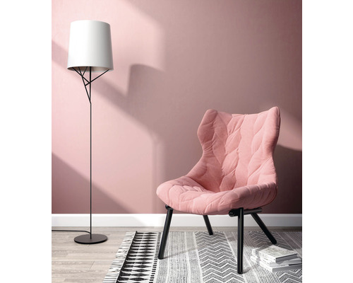 Innenraum mit Stehlampe und Sessel