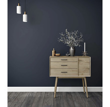 Dekoratives Wohnzimmer mit Holzkommode, Blumenvase und Pendelleuchten