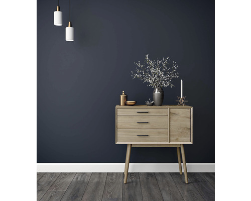 Dekoratives Wohnzimmer mit Holzkommode, Blumenvase und Pendelleuchten