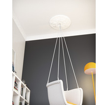 Deckenrosette mit Hängesessel in einem Zimmer