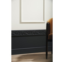 Wandpaneel mit Zierleisten und Stuhl im Interieur