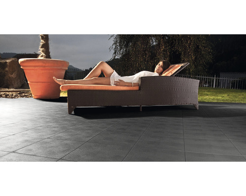 Terrasse mit Terrassenplatten, Liege und Pflanzkübel im Aussenbereich