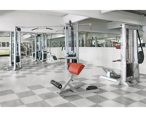Fitnessstudio mit Trainingsgeräten und Schachbrettmuster Boden