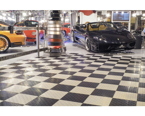 Schachbrettmuster Bodenbelag mit mehreren Autos