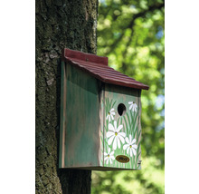 Vogelhaus mit Gänseblümchenmuster an einem Baum