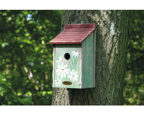 Vogelhaus mit Blumenmuster an einem Baum befestigt