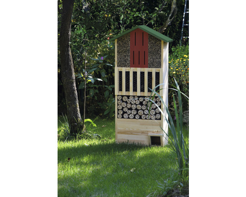 Insektenhotel aus Holz im Garten