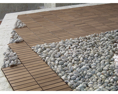 Holzterrasse mit Zierkieseln im Garten