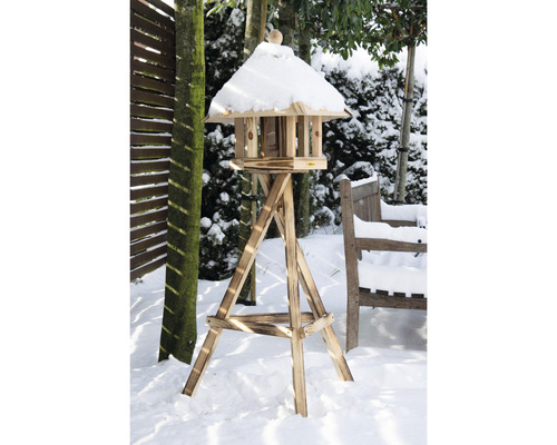 Maison pour oiseaux en bois avec support dans jardin enneigé