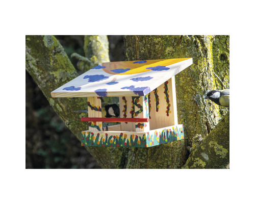 Cabane à oiseaux en bois peinte avec une mésange assise sur un arbre