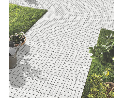 Verlegte Terrassenplatten im Garten mit Rasenfläche