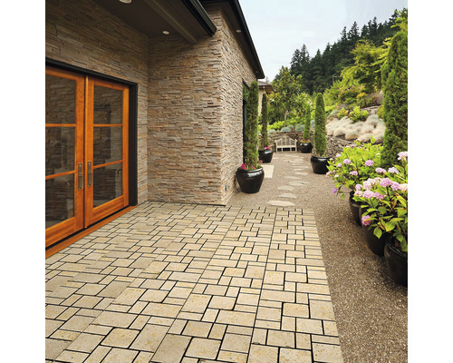 Extérieur avec pavés, façade de maison avec revêtement en pierre et allée de jardin