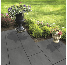 Gartenweg aus Steinplatten mit Blumenkübeln und Rasen