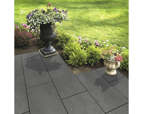 Gartenweg aus Steinplatten mit Blumenkübeln und Rasen