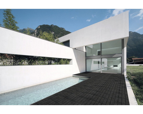 Moderne Hausfassade mit Pool und dunklem Terrassenbelag