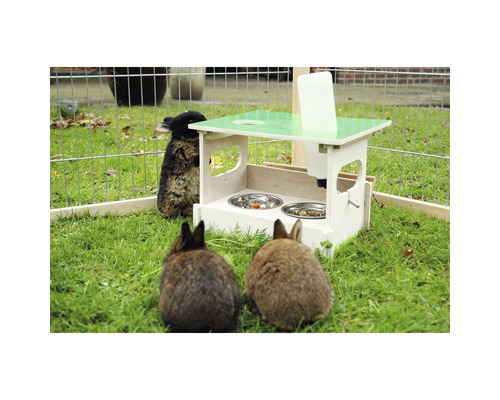 Futterbar mit zwei Näpfen und Trinkflasche für Kleintiere im Garten