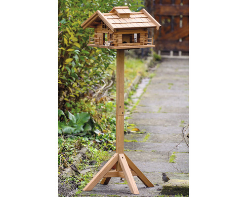 Vogelhaus im Chaletstil auf Holzständer für den Garten