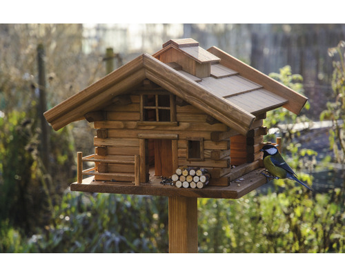 Vogelhaus im Chaletstil mit Meise