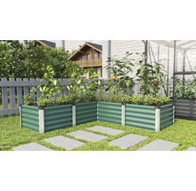 Hochbeet aus Metall im Garten mit Pflanzen und Pflastersteinen