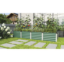 Hochbeet aus Metall mit wachsenden Tomatenpflanzen im Garten