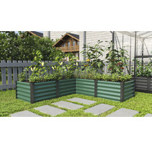Hochbeete im Garten mit Gemüse und Pflanzen.