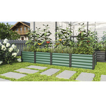 Hochbeet aus Metall im Garten mit Pflanzen und Gemüse.