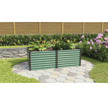 Jardinière surélevée en métal avec plantations dans le jardin
