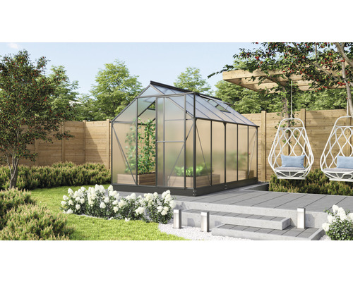 Serre de jardin avec plantes et sièges