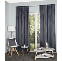 Salon avec rideaux, chaise, lampe et tables