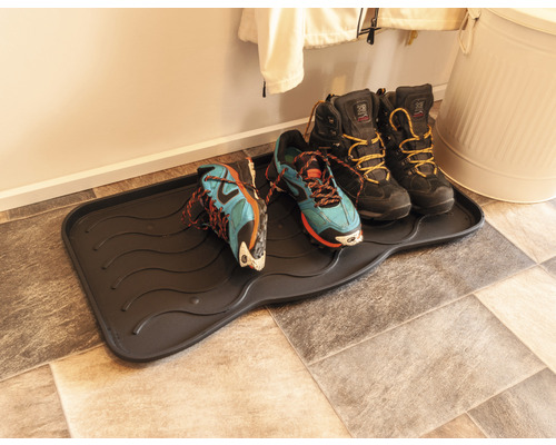 Égouttoir à chaussures avec chaussures dans le couloir